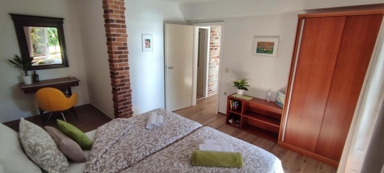 Apartments Mare Хвар Экстерьер фото