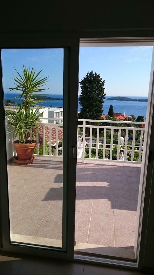 Apartments Mare Хвар Экстерьер фото